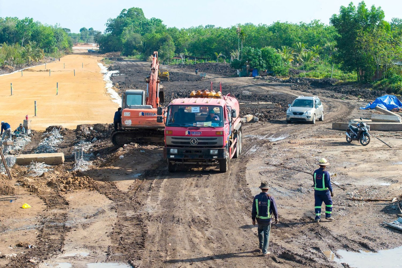 Dự án đường Hồ Chí Minh đoạn qua địa phận tỉnh Bình Dương chia làm 3 gói thầu xây lắp, trong đó Gói thầu XL1 từ Km10+00 - Km41+150 thuộc địa phận tỉnh Bình Dương do Công ty CP Tập đoàn Đèo Cả thi công (đoạn từ Km10+00 - Km19+950 thuộc địa phận huyện Bàu Bàng, đoạn Km19+950 - Km40+900 thuộc địa phận huyện Dầu Tiếng)