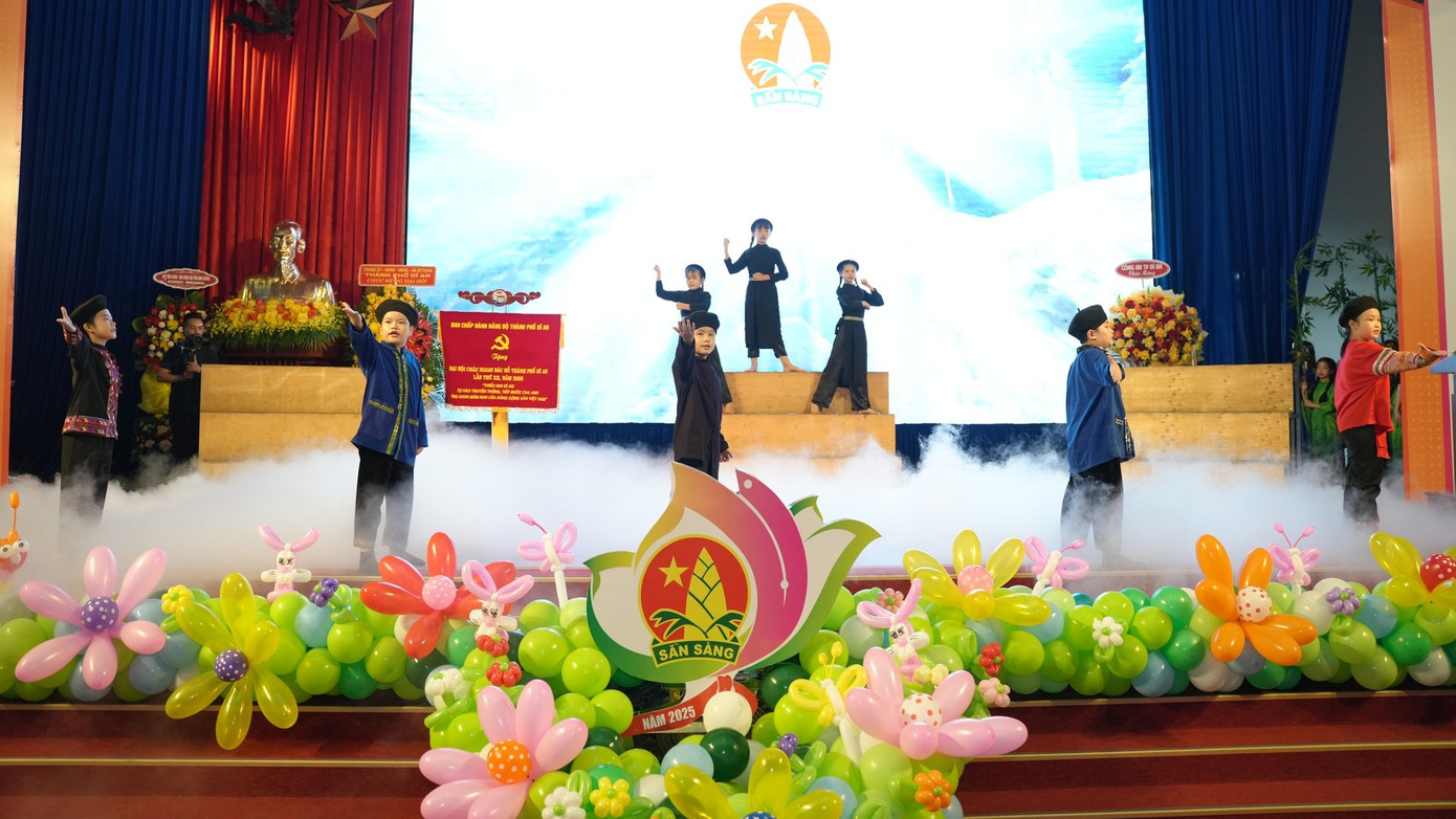 Tiết mục văn nghệ của các em thiếu nhi tại Đại hội Cháu ngoan Bác Hồ. Tiết mục văn nghệ của các em thiếu nhi tại Đại hội Cháu ngoan Bác Hồ.