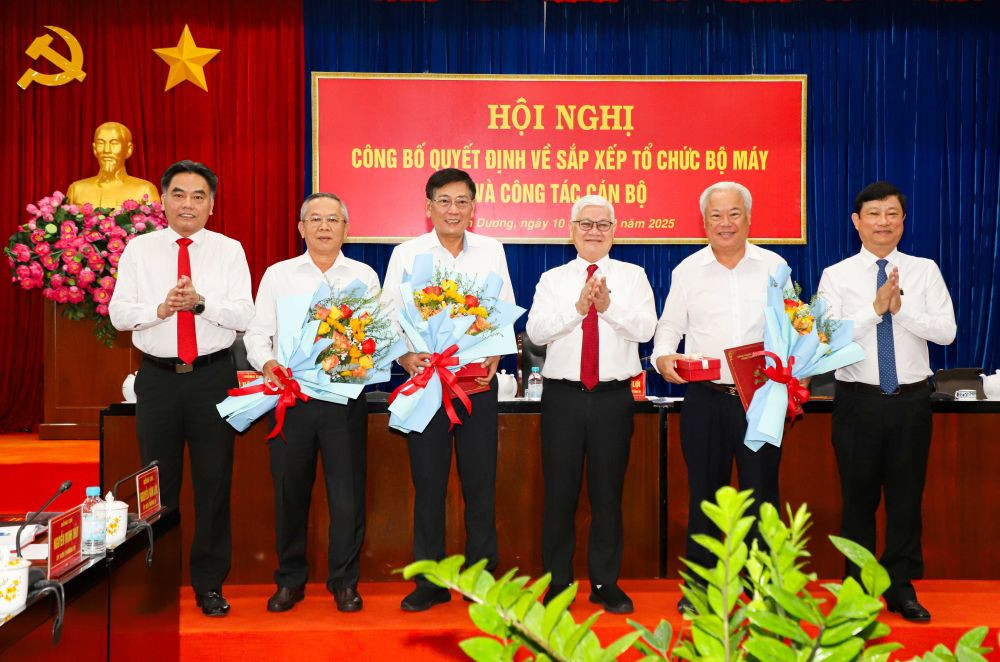 Lãnh đạo tỉnh Bình Dương trao quyết định nghỉ hưu trước tuổi đến các ông Mai Hùng Dũng, Ủy viên Ban Thường vụ Tỉnh ủy, Phó Chủ tịch Thường trực UBND tỉnh (thứ 3 từ trái sang); Hồ Quang Điệp, Ủy viên Ban Thường vụ Tỉnh ủy, Bí thư Thành ủy Dĩ An (thứ 2 từ phải sang); công bố quyết định của Ban Bí thư Trung ương Đảng về nghỉ hưu trước tuổi đối với ông Thái Thanh Bình, Tỉnh ủy viên, Bí thư Huyện ủy Bắc Tân Uyên. Lãnh đạo tỉnh Bình Dương trao quyết định nghỉ hưu trước tuổi đến các ông Mai Hùng Dũng, Ủy viên Ban Thường vụ Tỉnh ủy, Phó Chủ tịch Thường trực UBND tỉnh (thứ 3 từ trái sang); Hồ Quang Điệp, Ủy viên Ban Thường vụ Tỉnh ủy, Bí thư Thành ủy Dĩ An (thứ 2 từ phải sang); công bố quyết định của Ban Bí thư Trung ương Đảng về nghỉ hưu trước tuổi đối với ông Thái Thanh Bình, Tỉnh ủy viên, Bí thư Huyện ủy Bắc Tân Uyên.