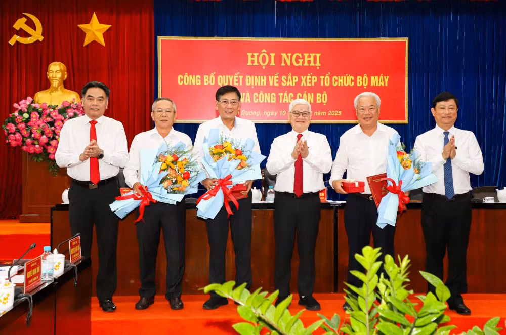 Lãnh đạo tỉnh Bình Dương trao quyết định nghỉ hưu trước tuổi đến các ông Mai Hùng Dũng, Ủy viên Ban Thường vụ Tỉnh ủy, Phó Chủ tịch Thường trực UBND tỉnh (thứ 3 từ trái sang); Hồ Quang Điệp, Ủy viên Ban Thường vụ Tỉnh ủy, Bí thư Thành ủy Dĩ An (thứ 2 từ phải sang); công bố quyết định của Ban Bí thư Trung ương Đảng về nghỉ hưu trước tuổi đối với ông Thái Thanh Bình, Tỉnh ủy viên, Bí thư Huyện ủy Bắc Tân Uyên.