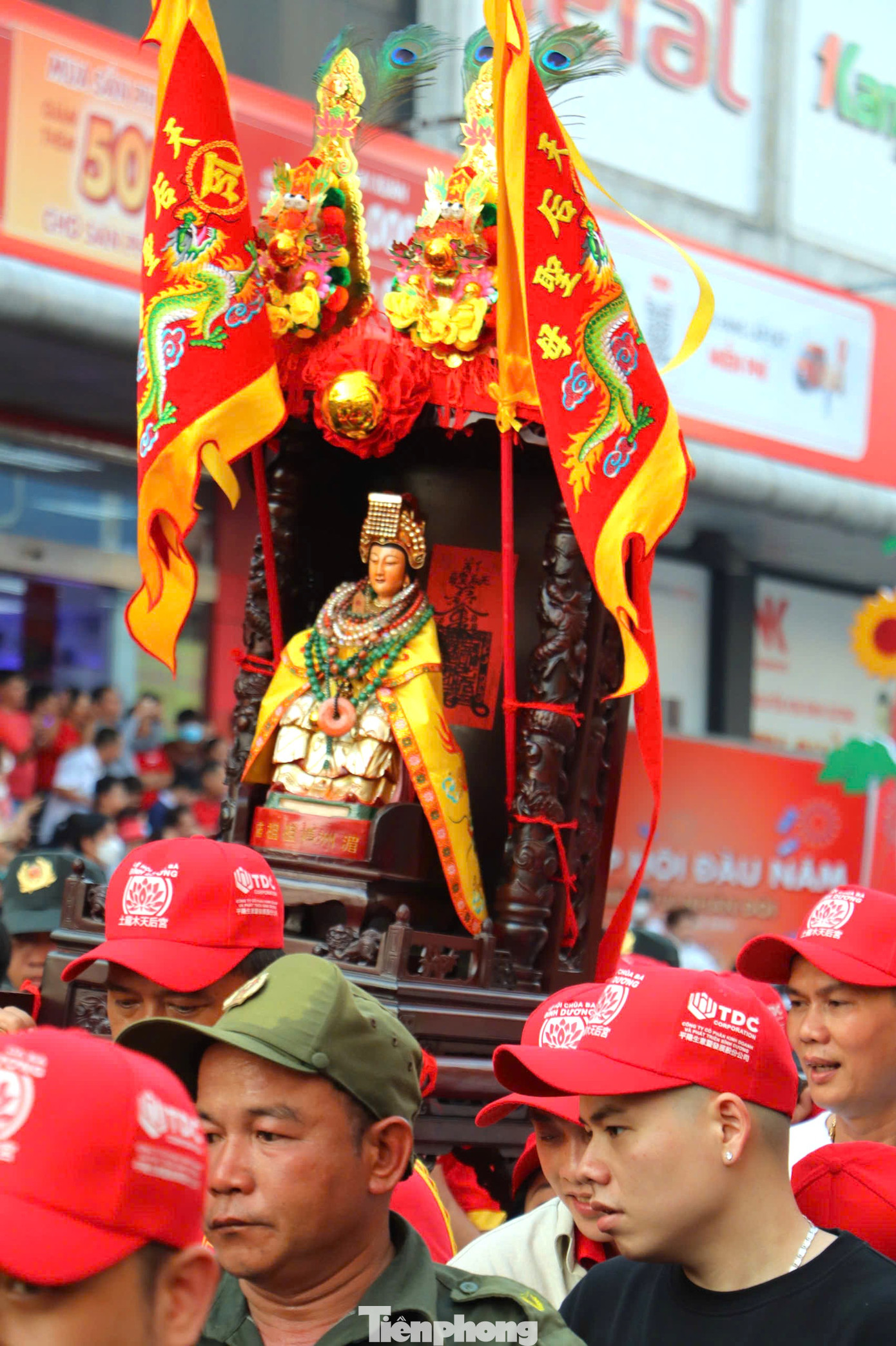 Cộ Bà được rước qua các khu vực trung tâm thành phố Thủ Dầu Một.