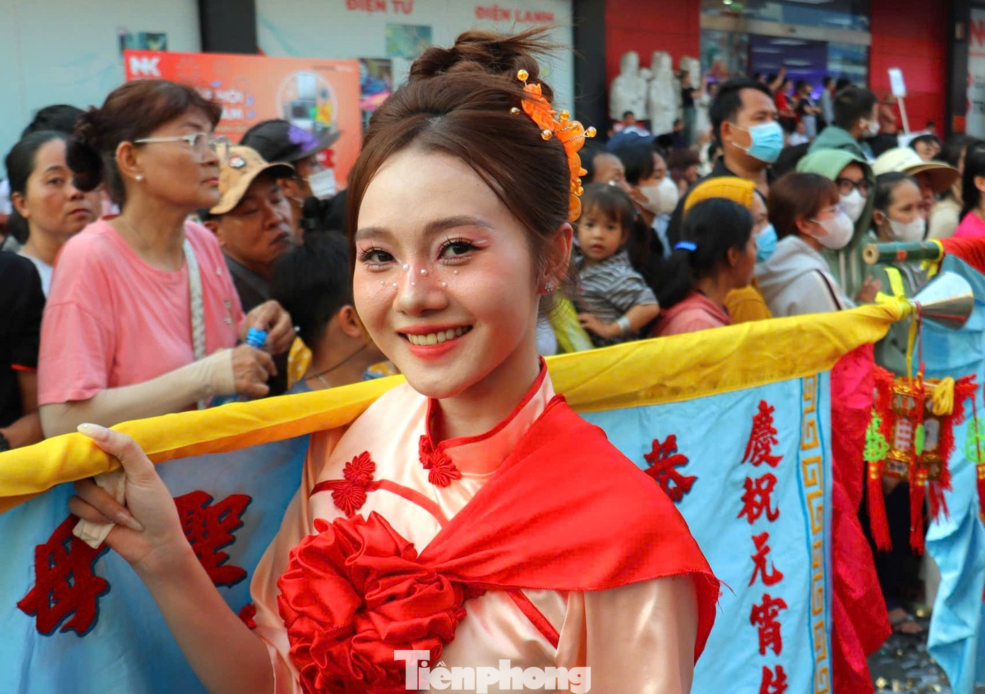 Cô gái trẻ rạng rỡ trên đường diễu hành rước cộ Bà.