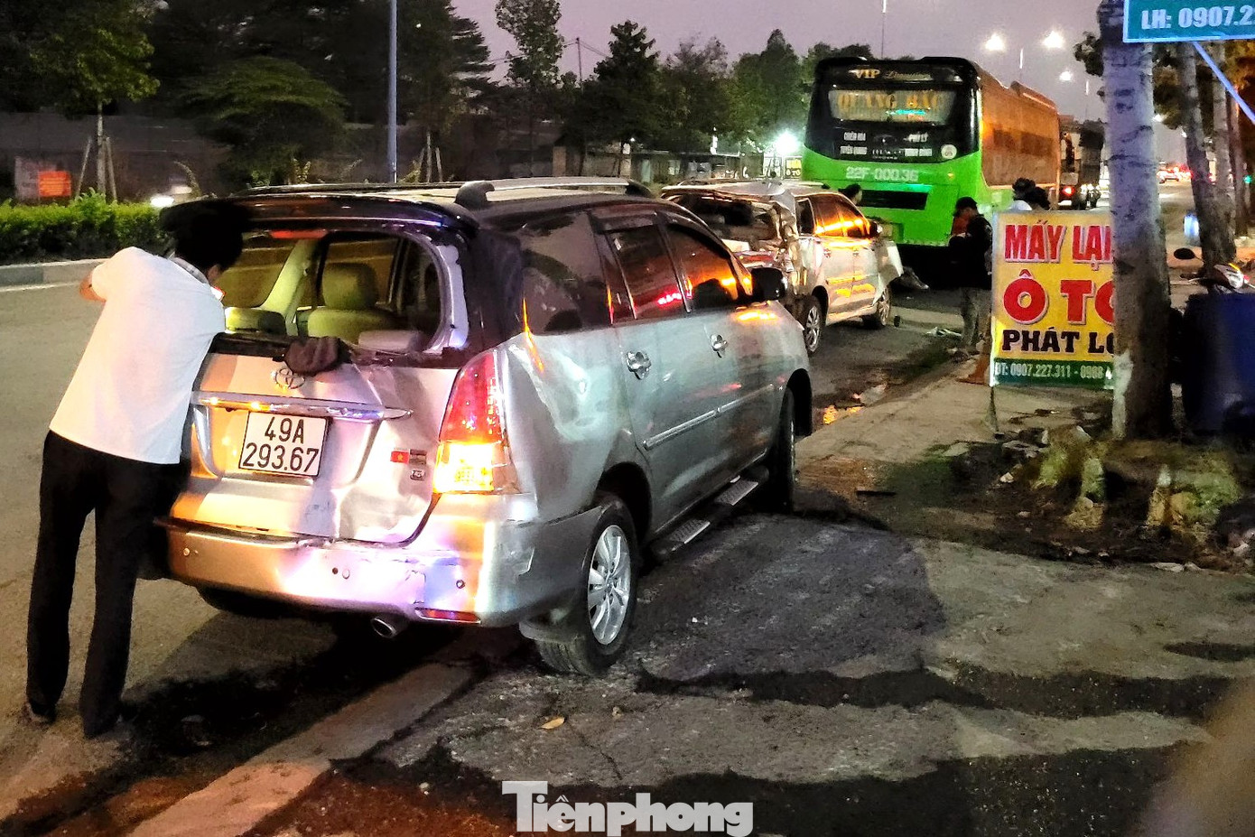 Hiện trường vụ tai nạn liên hoàn giữa 2 ô tô 7 chỗ, 1 xe khách và 1 xe tải