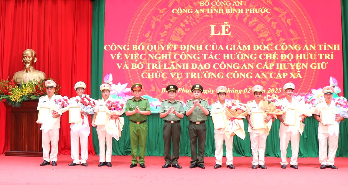 Lãnh đạo Công an tỉnh Bình Phước trao quyết định nghỉ hưu trước tuổi cho các lãnh đạo cấp phòng Lãnh đạo Công an tỉnh Bình Phước trao quyết định nghỉ hưu trước tuổi cho các lãnh đạo cấp phòng