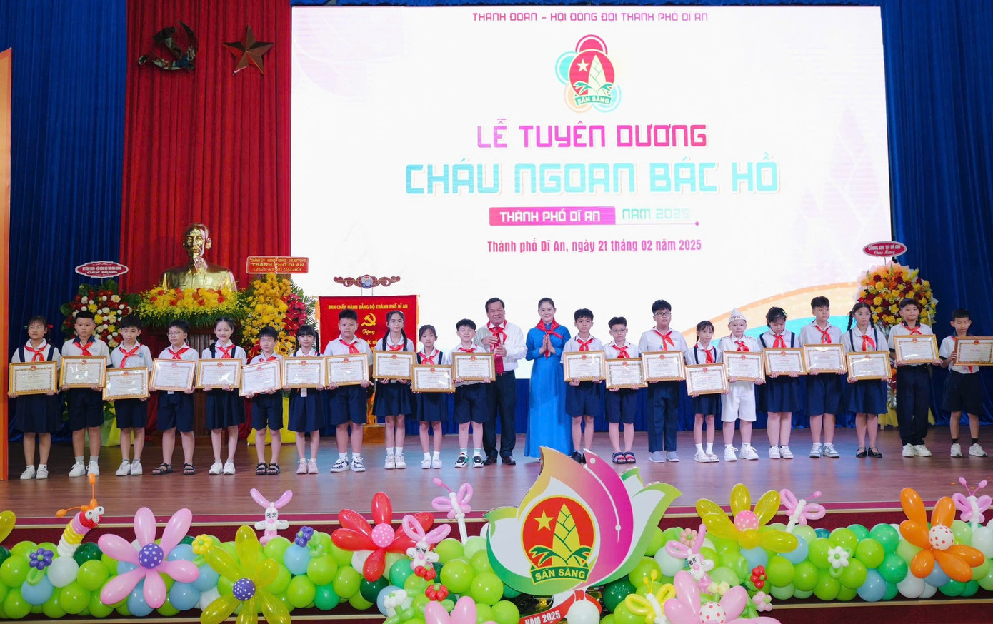 Khen thưởng các em thiếu nhi có thành tích cao trong học tập Khen thưởng các em thiếu nhi có thành tích cao trong học tập