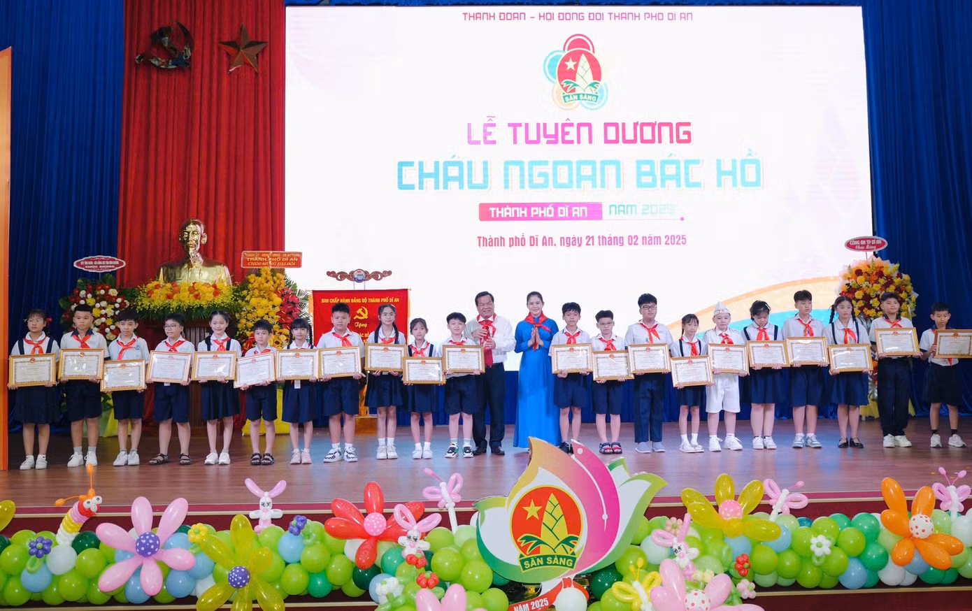 Khen thưởng các em thiếu nhi có thành tích cao trong học tập