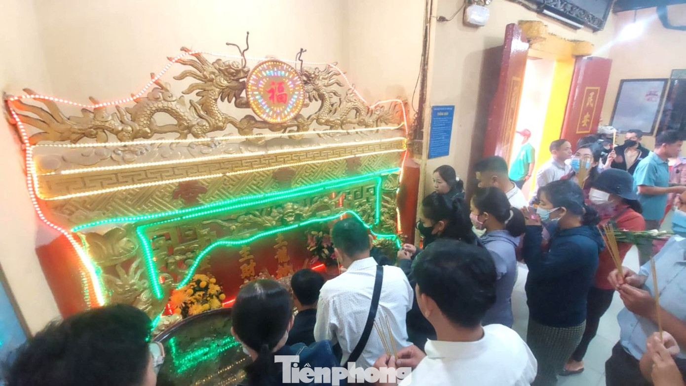 Ngày 11/2, ghi nhận của phóng viên báo Tiền Phong, tại khu vực Miếu bà Thiên Hậu (người dân quen gọi là Chùa Bà Thiên Hậu hay Chùa Bà Bình Dương), tọa lạc ở phường Phú Cường, thành phố Thủ Dầu Một khá nhộn nhịp. Ngày 11/2, ghi nhận của phóng viên báo Tiền Phong, tại khu vực Miếu bà Thiên Hậu (người dân quen gọi là Chùa Bà Thiên Hậu hay Chùa Bà Bình Dương), tọa lạc ở phường Phú Cường, thành phố Thủ Dầu Một khá nhộn nhịp.