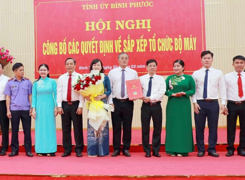 Phó bí thư thường trực Tỉnh ủy, Chủ tịch HĐND tỉnh Bình Phước Huỳnh Thị Hằng (cầm hoa) kiêm Trưởng ban Tuyên giáo - Dân vận Tỉnh ủy Phó bí thư thường trực Tỉnh ủy, Chủ tịch HĐND tỉnh Bình Phước Huỳnh Thị Hằng (cầm hoa) kiêm Trưởng ban Tuyên giáo - Dân vận Tỉnh ủy