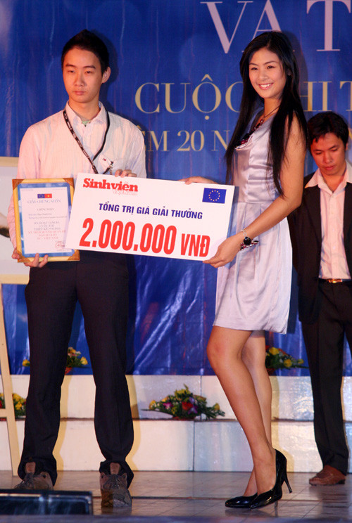 Hoa hậu Ngọc Hân đại diện lên trao giải thưởng của cuộc thi