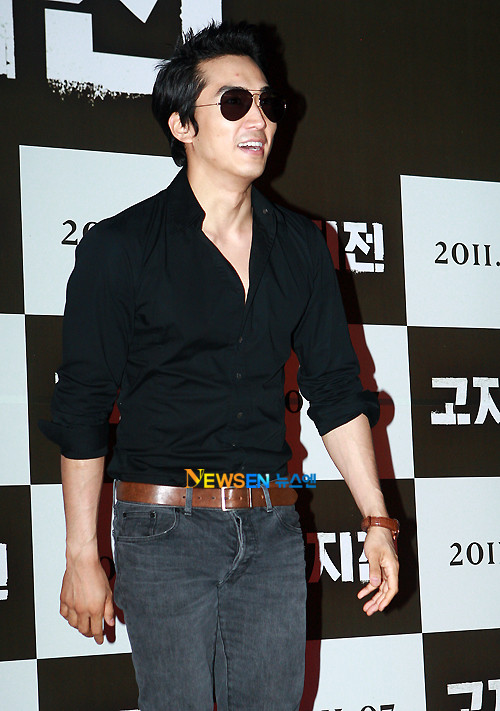 Song Seung Hun trẻ trung khi diện áo sơ mi chấm bi Và ngọt ngào lãng mạn với sơ mi màu hồng nhạt Mặc sơ mi kẻ ca rô, trông anh thật hiền. Một Song Seung Hun mạnh mẽ khi diện sơ mi đen. Hay lịch lãm với kiểu sơ mi thắt nơ ở cổ Chiếc áo sơ mi kẻ màu xanh khiến Seung Hun trông khá "ngầu" Một Song Seung Hun đầy quyến rũ Hình ảnh Seung Hun tại Việt Nam