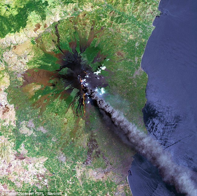 Núi lửa Etna phun trào trên đảo Sicily, miền đông nước Ý. Đây là núi lửa lớn nhất và hoạt động mạnh nhất Châu Âu
