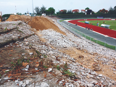 Công trình nâng cấp sân vận động Cần Thơ hơn 100 tỷ đồng đang ngổn ngang đất đá Ảnh: Thanh Chương