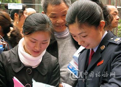 Nhiều người Trung Quốc quan tâm Luật thuế thu nhập cá nhân sửa đổi. Ảnh: Xinhua Nhiều người Trung Quốc quan tâm Luật thuế thu nhập cá nhân sửa đổi