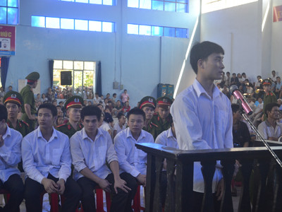 Bị cáo Thịnh khai rằng, cướp để sống là vì bị cha mẹ bỏ rơi. Ảnh Việt Hương. Bị cáo Thịnh khai rằng, cướp để sống là vì bị cha mẹ bỏ rơi. ảnh Việt Hương