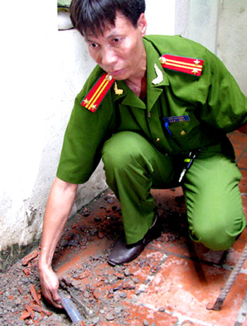 "Khai quật" đường dây cáp ngầm nối chíp máy bơm xăng với hệ thống máy tính điều hành.