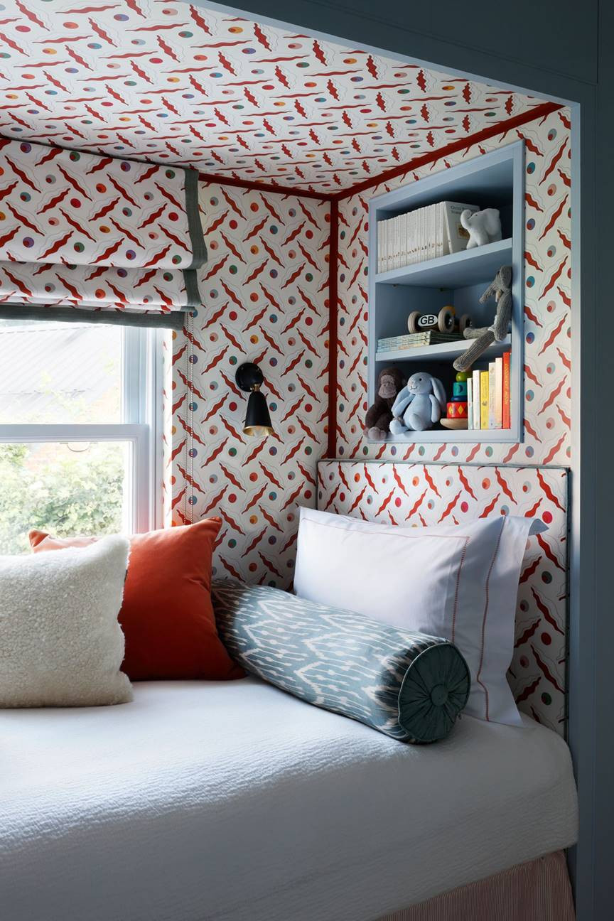 Việc viền quanh bằng dây trang trí giúp giường có vẻ ngoài gọn gàng, sắc nét.