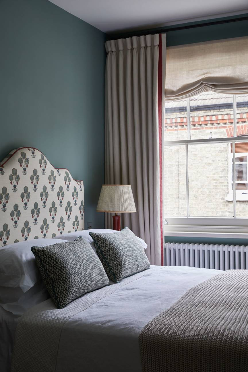 Một chiếc giường bốn cọc to trong phòng nhỏ không hề lố bịch như ta tưởng và còn giúp người dùng có thêm không gian để duỗi người thoải mái.