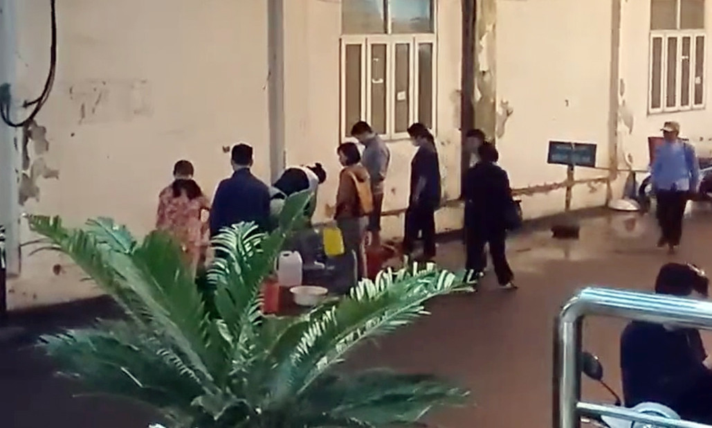 Cư dân chung cư SDU (phường Văn Quán, quận Hà Đông, Hà Nội) bức xúc khi phải sử dụng nước nhiễm bẩn. Trong ảnh: Người dân xếp hàng lấy nước sạch được cấp tạm dưới toà nhà để sử dụng.