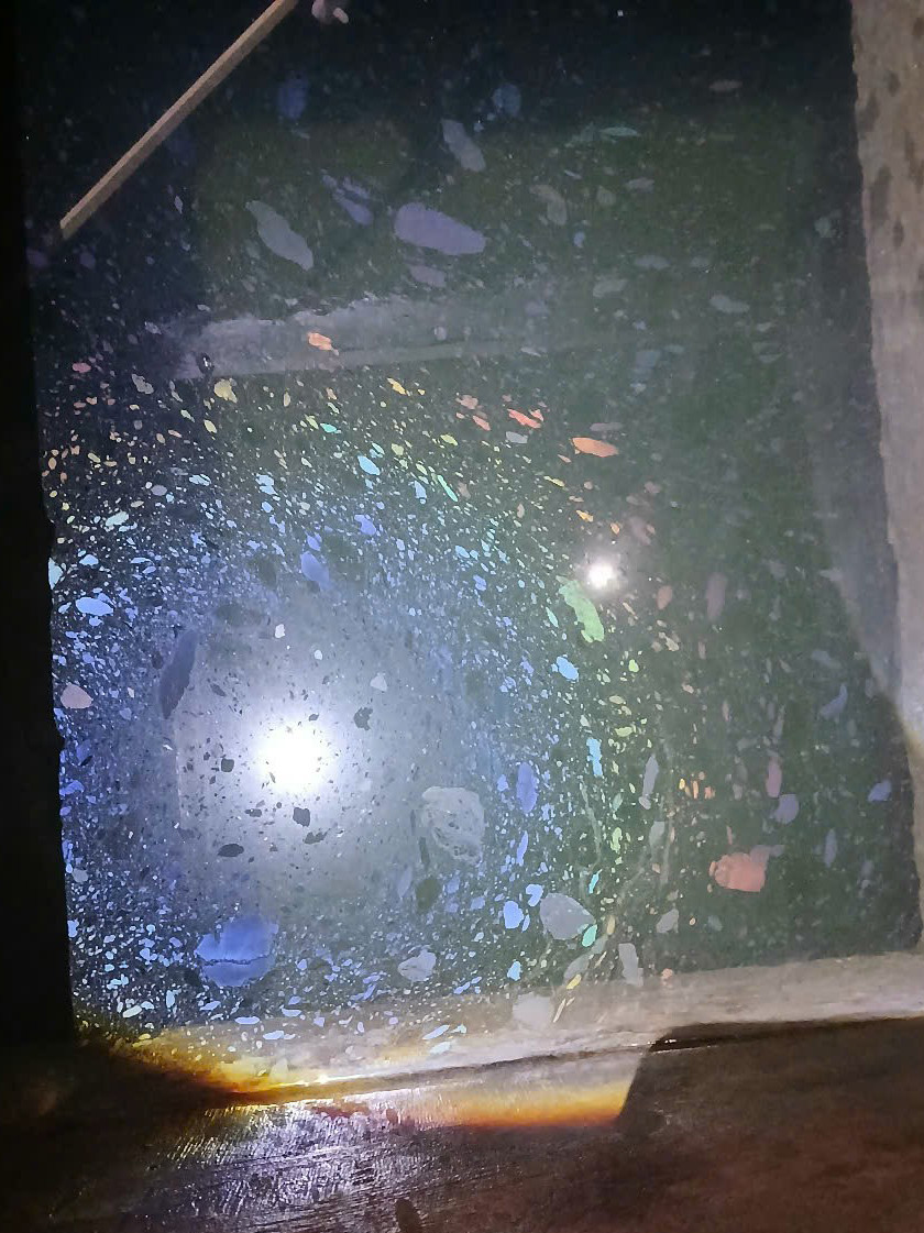 Hình ảnh một bể ngầm chứa nước sinh hoạt vẫn nổi váng sau thau rửa bể. Ảnh người dân cung cấp.