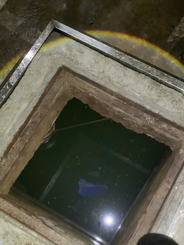 Hình ảnh một bể ngầm chứa nước sinh hoạt vẫn nổi váng sau thau rửa bể. Ảnh người dân cung cấp.