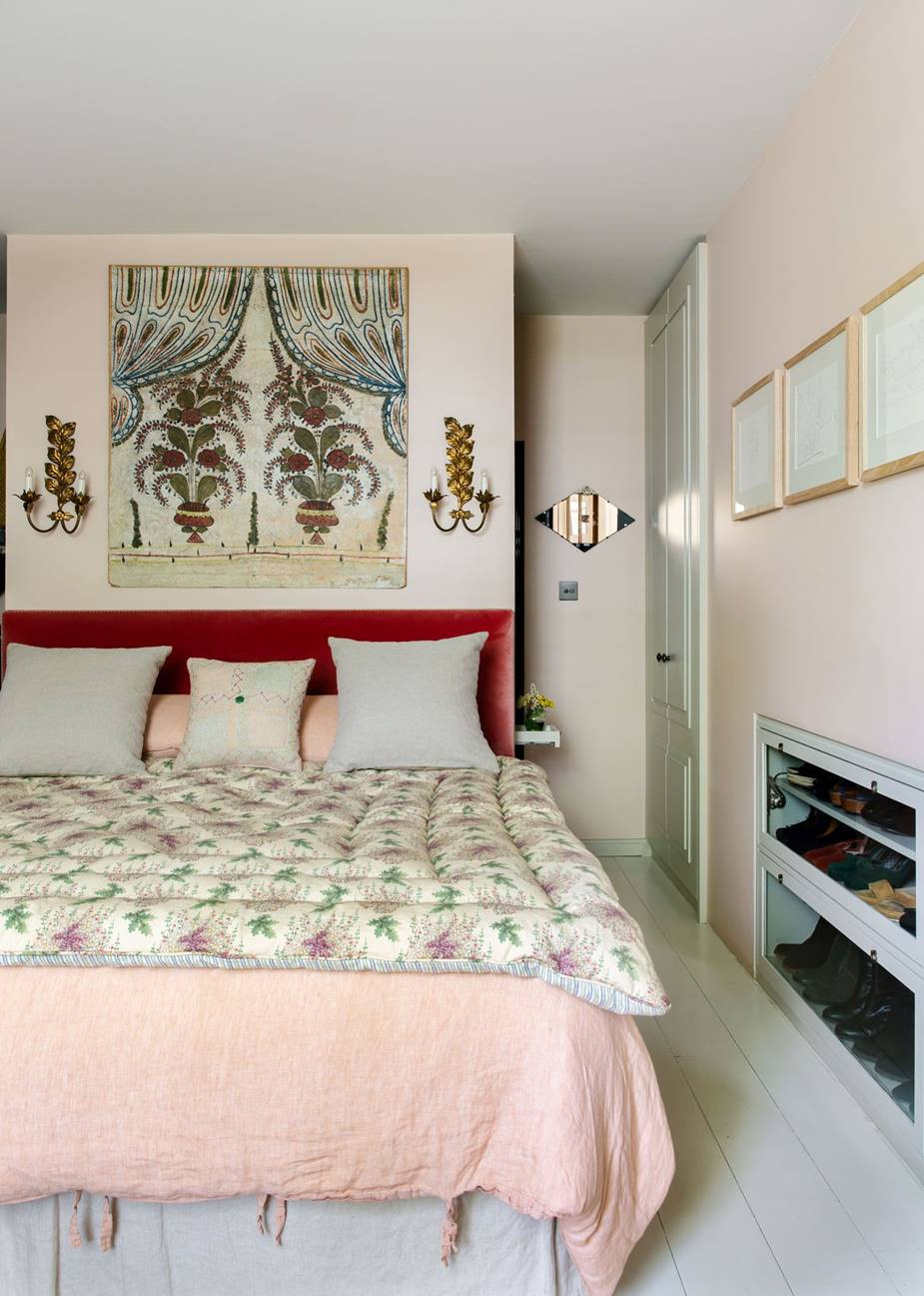 Thiết kế tủ đựng giày trong hốc lò sưởi cũ, tận dụng khéo léo không gian bị bỏ trống.