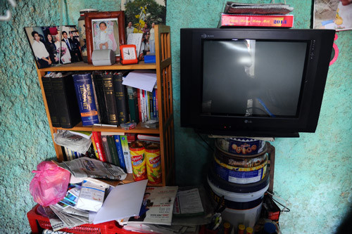 Tivi, nhiều sách và đồ dùng cá nhân.