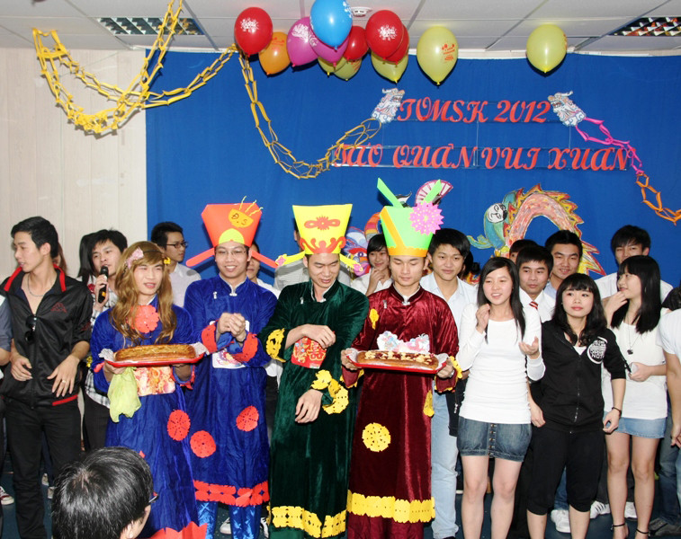 Kết thúc chương trình là tiết mục hát đồng ca và chia nhau bánh chúc mừng của đại diện nhà trường tặng sinh viên Việt Nam