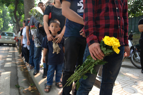 Những bó hoa tượng trưng cho tình cảm của nhân dân dành cho Đại Tướng