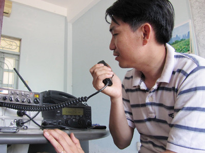 Phú kiêm thêm công việc trực tổng đài Icom không lương tại Thuận An để giúp đỡ hàng nghìn ngư dân mỗi năm Ảnh: Ngọc Văn