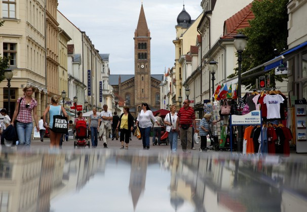 9. Đức Giá nhà tăng trong năm: 11,2% Ngân hàng trung ương Đức gần đây đã cảnh báo giá nhà đang bùng nổ. Niềm tin tiêu dùng tăng lên, lãi suất thấp đã đẩy giá bất động sản tại nền kinh tế lớn nhất châu Âu tăng vọt. Đức cũng được coi là thị trường hấp dẫn cho nhà đầu tư ngoại khi muốn tìm kiếm sự ổn định và lợi nhuận tốt