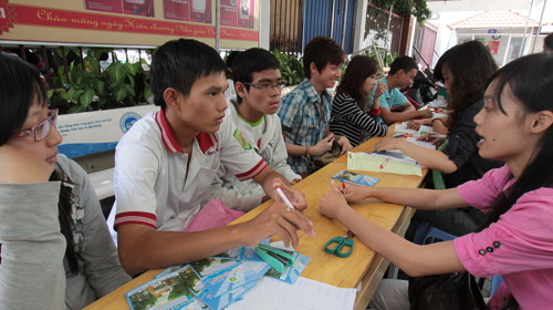 Thí sinh nộp hồ sơ xét tuyển NV3 tại Trường ĐH Hùng Vương TP.HCM. Ngành xây dựng của trường này mới nhận được một hồ sơ đăng ký. Ảnh: Như Hùng Thí sinh nộp hồ sơ xét tuyển NV3 tại Trường ĐH Hùng Vương TP.HCM. Ngành xây dựng của trường này mới nhận được một hồ sơ đăng ký