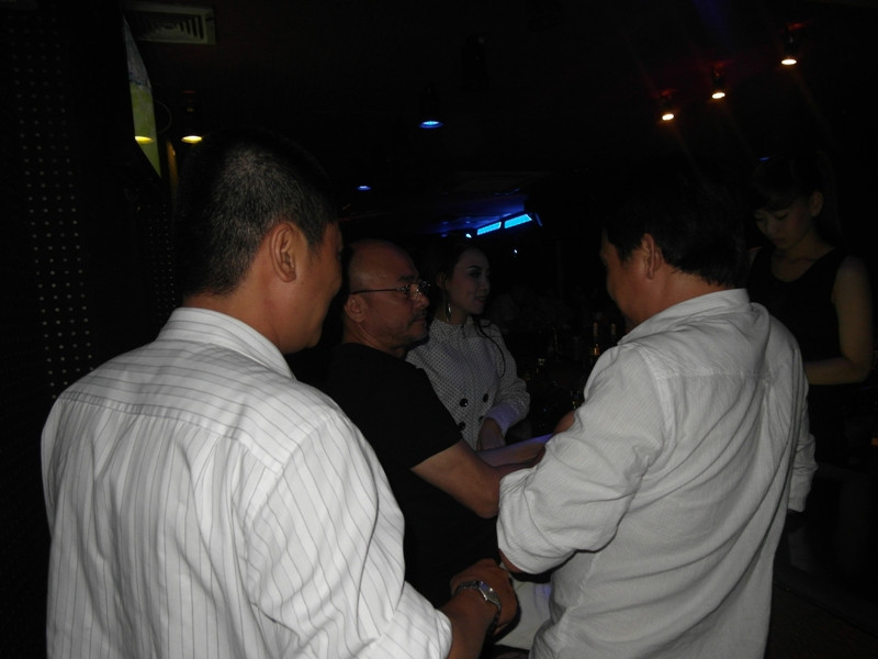 Họ hỏi thăm sức khỏe ông, hỏi ông về chuyện làm ăn