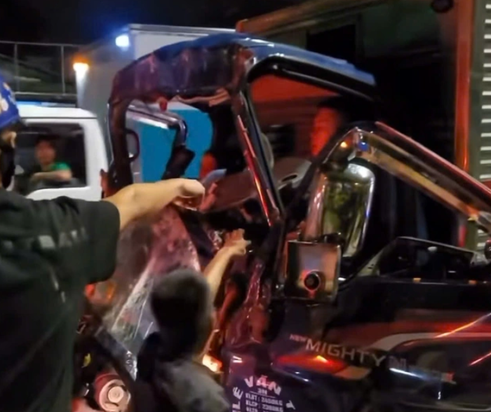 Người dân dùng dây cáp kéo giãn cabin. Người dân dùng dây cáp kéo giãn cabin.