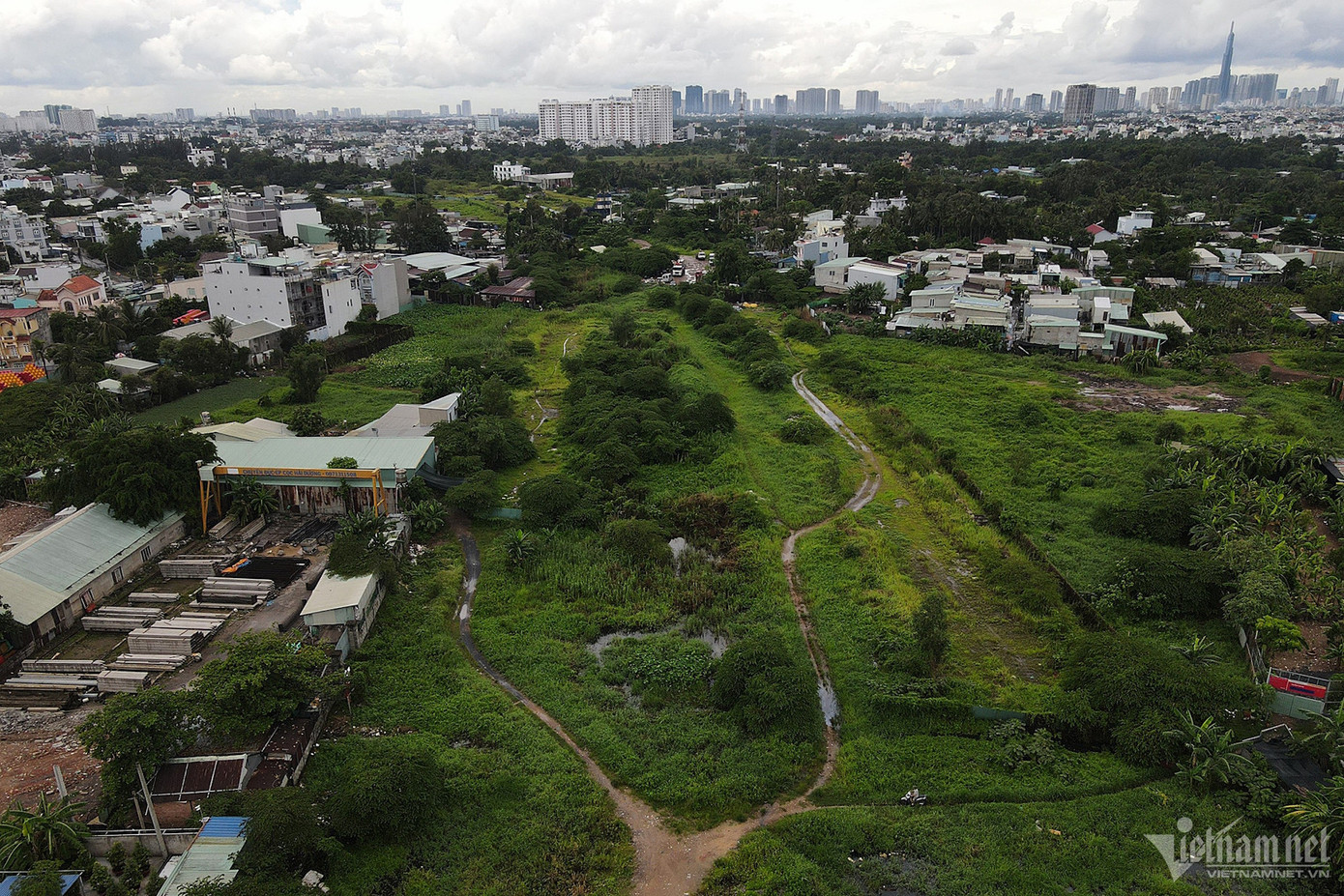 Vành đai 2 TPHCM đoạn từ cầu Gò Dưa đến đường Phạm Văn Đồng thi công dang dở. Ảnh: T.K.