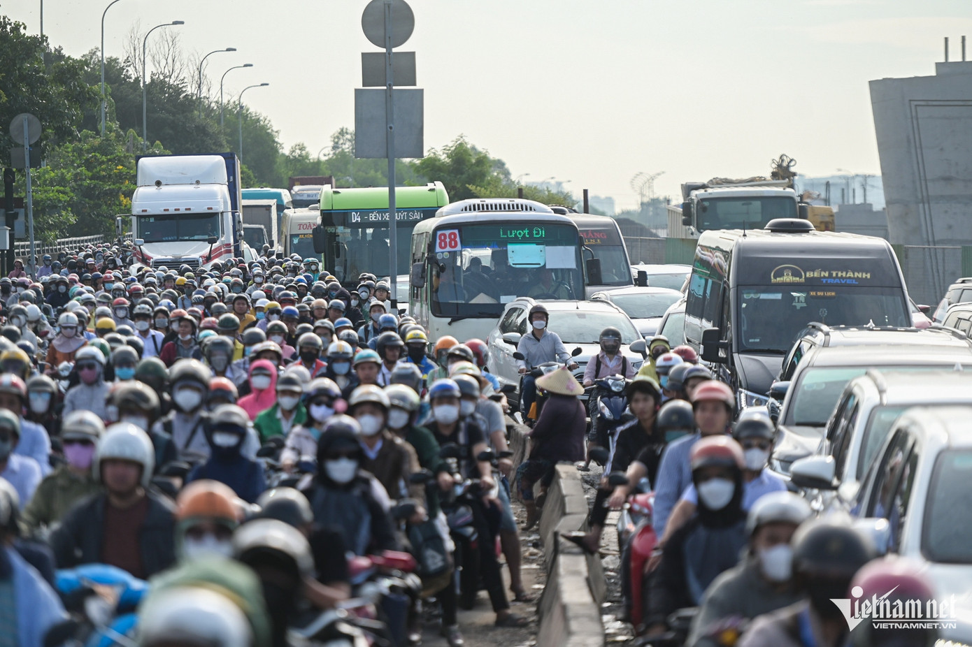 Nhiều dự án giao thông ở khu Đông TPHCM bị đình trệ khiến người dân chịu cảnh kẹt xe triền miên. Ảnh: Nguyễn Huế