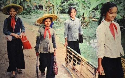 Hành trang của trẻ em thời chiến khi đến trường, ngoài sách vở, còn có túi cứu thương và cả những chiếc cáng bằng tre như thế này