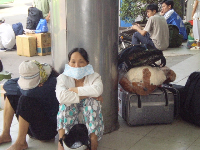 Nằm ngồi vạ vật trước tiền sảnh bến xe Miền Đông dù đã có vé trong tay