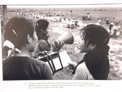 Tổ tuyên truyền thi đua trên công trường thủy lợi huyện Duy Tiên, Hà Nam (1967). Ảnh: Mai Nam. Tổ tuyên truyền thi đua trên công trường thủy lợi huyện Duy Tiên, Hà Nam (1967). Ảnh: Mai Nam