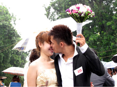 Trao nhau những nụ hôn nồng cháy