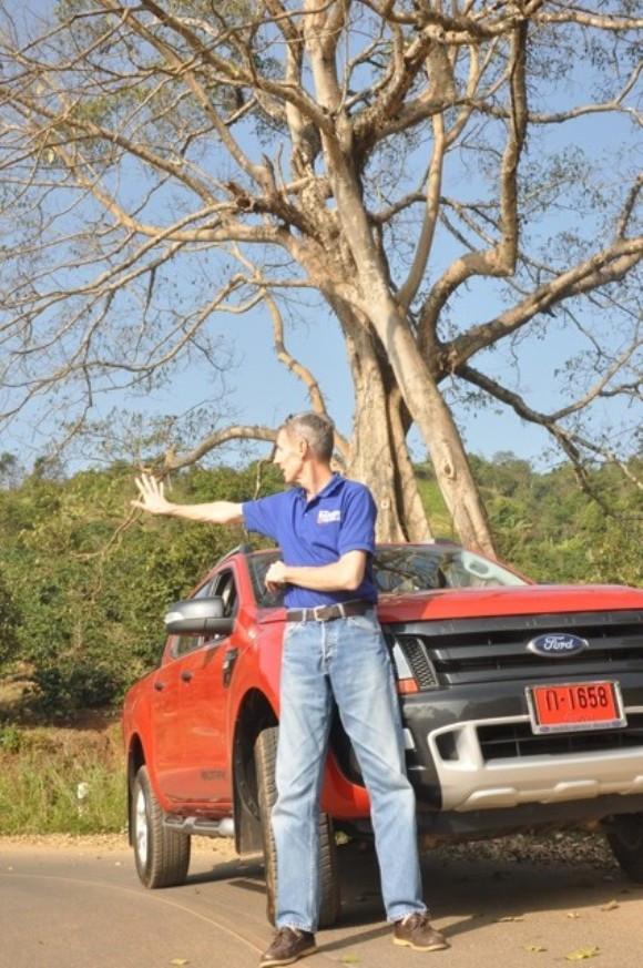 TGD Ford Vietnam tạo dáng bên xe Ranger