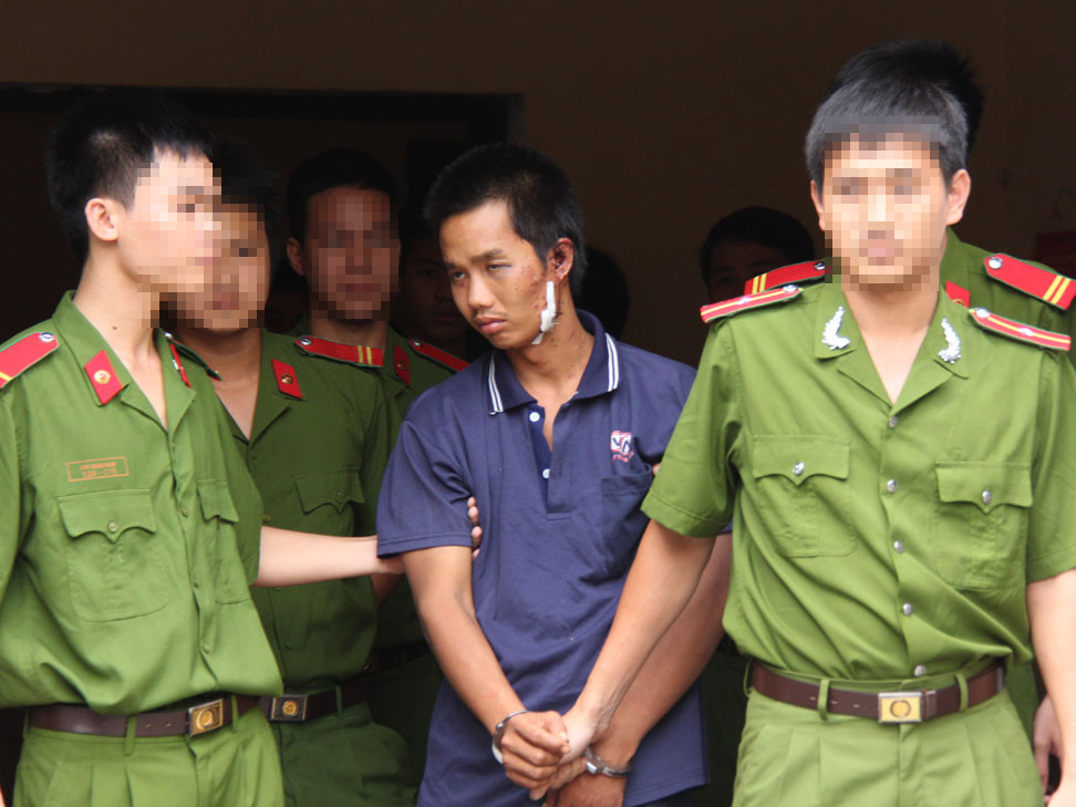 Nghi phạm Đặng Trần Hoài bị cơ quan điều tra áp tải