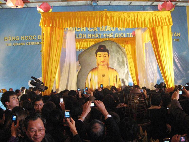 Các nhà sư làm lễ trước khi chính thức bắt đầu Đại lễ khởi công chế tác Phật ngọc Nguyên Tổng Bí thư Lê Khả Phiêu, Chủ tịch nước Nguyễn Minh Triết; nguyên Phó Thủ tướng Vũ Khoan và các đại biểu làm lễ trước khi chính thức bắt đầu Đại lễ Chủ tịch nước Nguyễn Minh Triết tham gia lễ phóng sinh chim bồ câu Một Phật tử tham gia thả chim bồ câu Bức tượng Phật ngọc sau khi hoàn thành sẽ nặng gần 20 tấn Đua nhau chụp ảnh tượng Phật và khối ngọc