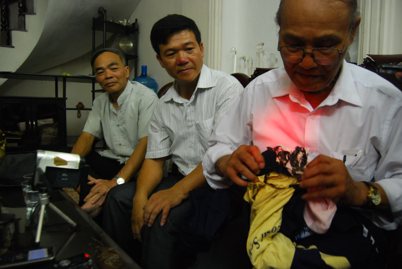 các nhà ngoại cảm áo quần trong tủ ở tầng 2 bốc cháy