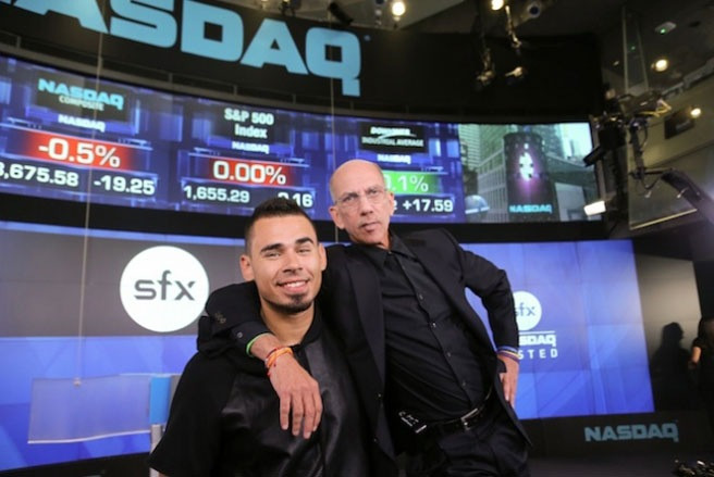 1. Twitter Vụ chào sàn của mạng xã hội Twitter thực sự là đình đám nhất trong năm, với cả những người dùng Twitter lẫn các nhà đầu tư Phố Wall. Giá cổ phiếu Twitter đã tăng tới 73% trong ngày đầu giao dịch, từ 26 USD trong đợt IPO lên 44,90 USD. Tình hình IPO của Twitter hoàn toàn trái ngược với Facebook. IPO thành công đã khiến giá trị của Twitter được nâng lên rõ rệt. Vụ IPO đình đám của Twitter cũng là một trong những nguyên nhân khiến nhiều nhà đầu tư đặt câu hỏi: 