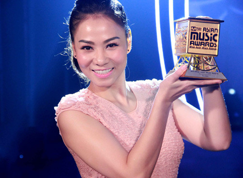 Thu Minh nhận giải thưởng của MAMA 2013