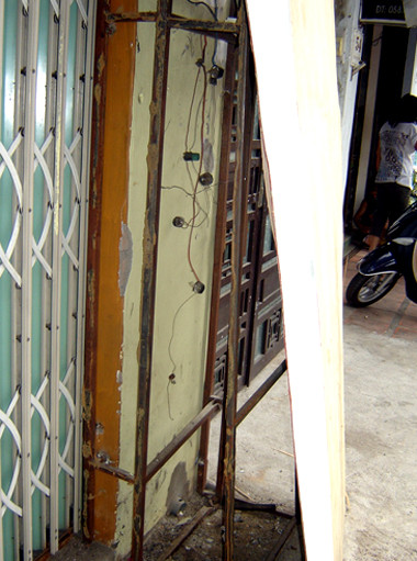 Vụ nổ trước nhà Giám đốc công an tỉnh Khánh Hòa làm vỡ biển quảng cáo cỡ lớn