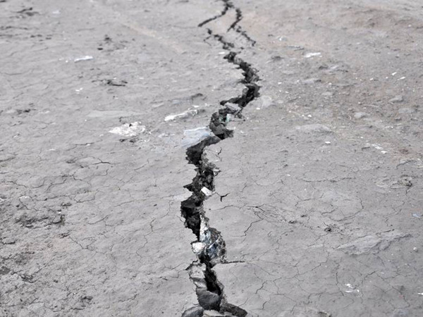 Vết nứt xuất hiện gần bãi thải bị sạt lở. Vết nứt xuất hiện gần bãi thải bị sạt lở