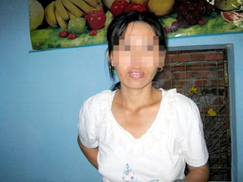 Chị G. mẹ của bé L. vẫn một mực xin tha cho chồng