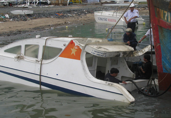 Bề ngoài con tàu vẫn còn khá nguyên vẹn...