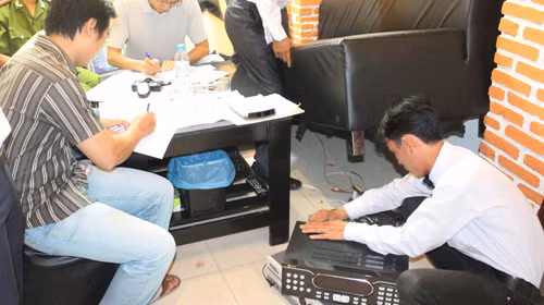 Đoàn kiểm tra phát hiện dàn karaoke ngụy trang dưới ghế ngồi của một điểm kinh doanh karaoke trái phép. Ảnh: Đình Dân